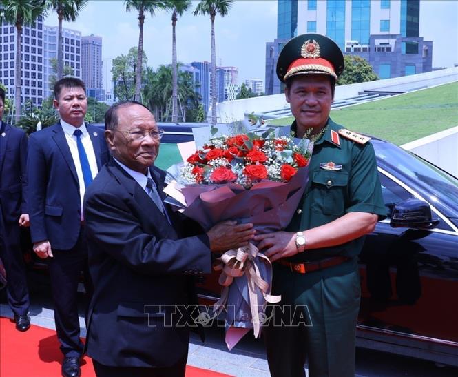 Deputy Minister of National Defence Sen. Lieu. Gen. Vu Hai San presents flowers to Cambodian NA President Samdech Heng Samrin. VNA Photo: Văn Điệp