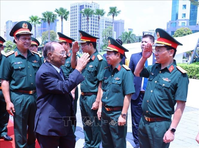 Cambodian NA President Samdech Heng Samrin meets delegates. VNA Photo: Văn Điệp