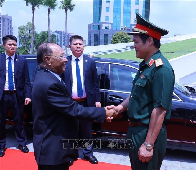 Deputy Minister of National Defence Sen. Lieu. Gen. Vu Hai San welcomes Cambodian NA President Samdech Heng Samrin. VNA Photo: Văn Điệp