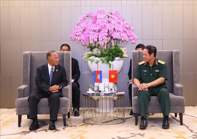 Deputy Minister of National Defence Sen. Lieu. Gen. Vu Hai San and Cambodian NA President Samdech Heng Samrin. VNA Photo: Văn Điệp