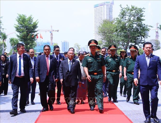 Deputy Minister of National Defence Sen. Lieu. Gen. Vu Hai San welcomes Cambodian NA President Samdech Heng Samrin. VNA Photo: Văn Điệp