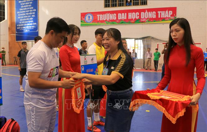 Trong ảnh: Bà Ngô Thị Ngọc Hạnh, Phó Giám đốc phụ trách Đài Phát thanh - Truyền hình Đồng Tháp, Trưởng Ban tổ chức Giải Futsal Truyền hình Đồng Tháp trao cờ lưu niệm cho các đội dự giải. Ảnh: Nhựt An - TTXVN