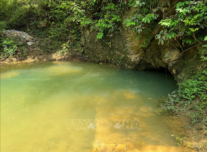 Trong ảnh: Hốc nước ở Mỏ nước thần Rằng Phặt tại xóm Lũng Sang, xã Hồng Quang, huyện Quảng Hòa, tỉnh Cao Bằng. Ảnh: Chu Hiệu - TTXVN