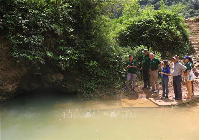 Trong ảnh: Du khách tham quan Mỏ nước thần Rằng Phặt. Ảnh: Chu Hiệu - TTXVN