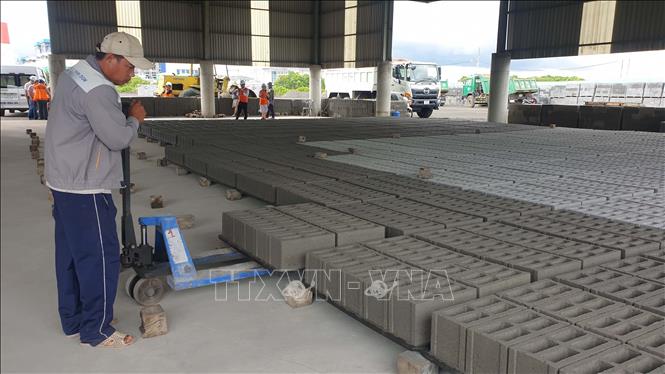 Trong ảnh: Nhà máy sản xuất gạch không nung từ tro xỉ và tro bay của Công ty TNHH Vật liệu xanh Duyên Hải DGM tại thị xã Duyên Hải (Trà Vinh). Ảnh: Thanh Hòa - TTXVN