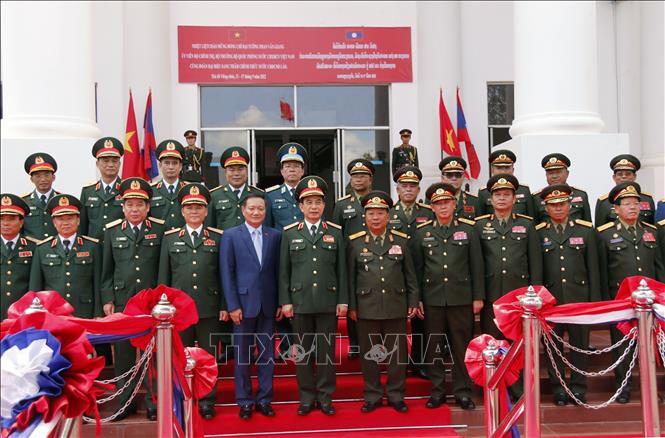 Trong ảnh: Lãnh đạo hai bộ Quốc phòng Việt Nam và Lào chụp ảnh lưu niệm tại lễ đón chính thức Bộ trưởng Phan Văn Giang và Đoàn.  Ảnh: Bá Thành. Phóng viên TTXVN tại Lào
