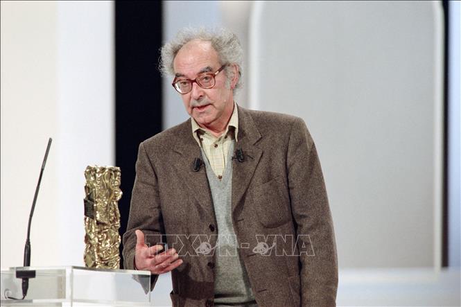 Trong ảnh: Đạo diễn  Jean-Luc Godard nhận giải  César danh dự tại  Paris, Pháp, ngày 28/2/1998. Ảnh: AFP/TTXVN