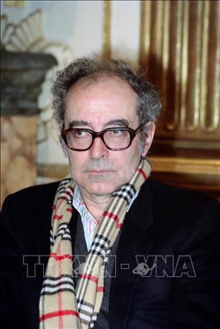 Trong ảnh: (tư liệu) Đạo diễn huyền thoại  Jean-Luc Godard tại Paris, Pháp, ngày 3/4/1990. Ảnh: AFP/TTXVN