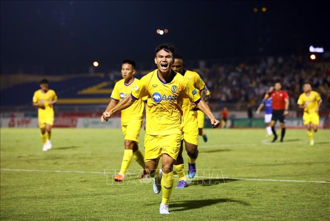Cầu thủ Xuân Mạnh của Sông Lam Nghệ An ăn mừng bàn thắng gỡ hòa 1 - 1. Ảnh: TTXVN phát