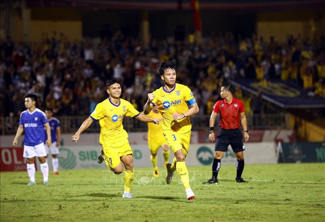 Các cầu thủ Sông Lam Nghệ An ăn mừng bàn thắng gỡ hòa 2 - 2. Ảnh: TTXVN phát