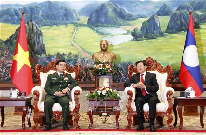 General Secretary of the Lao People’s Revolutionary Party and President of Laos Thongloun Sisoulith receives Minister of National Defence Gen. Phan Van Giang. VNA Photo: Phạm Kiên