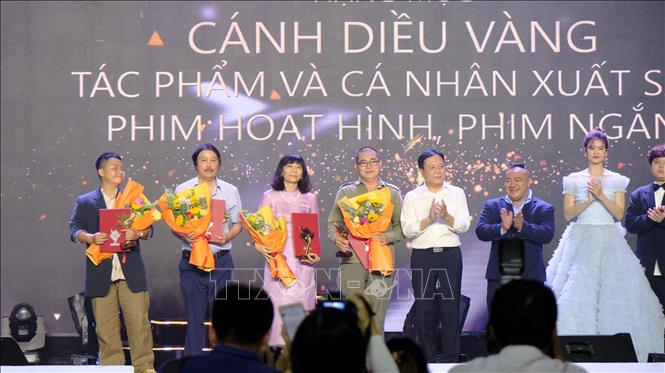 Trao giải tác phẩm cá nhân xuất sắc, phim hoạt hình, phim ngắn. Ảnh Đặng Tuấn – TTXVN 

