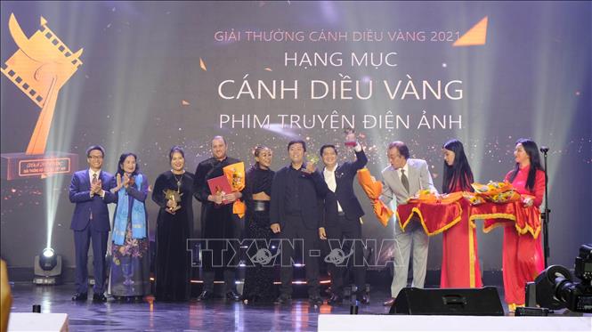 Phó Thủ tướng Vũ Đức Đam trao giải Cánh Diều Vàng. Ảnh Đặng Tuấn – TTXVN 
