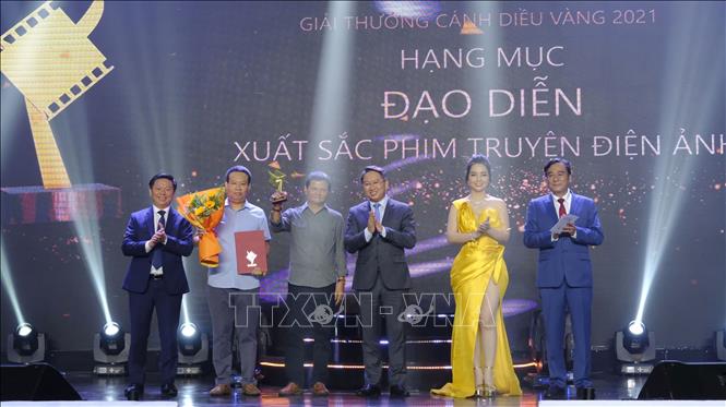 Trao giải Đạo diễn phim truyện điện ảnh xuất sắc. Ảnh Đặng Tuấn – TTXVN 

