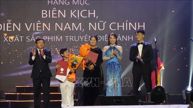 Trao giải diễn viên nam, nữ diễn viên chính xuất sắc phim truyện điện ảnh. Ảnh Đặng Tuấn – TTXVN 
