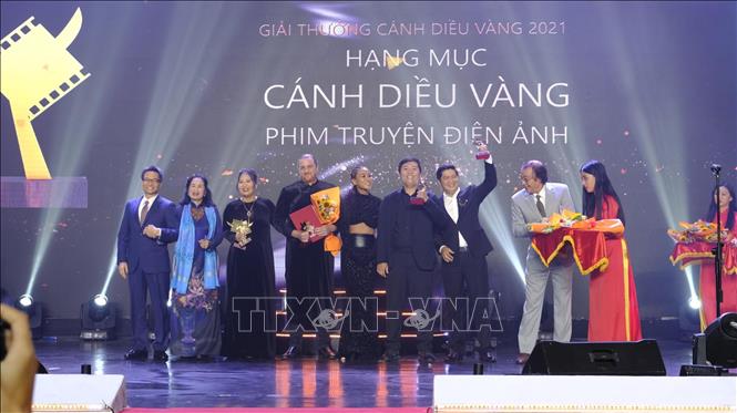 Phó Thủ tướng Vũ Đức Đam trao giải Cánh Diều Vàng cho hạng mục phim truyện điện ảnh. Ảnh Đặng Tuấn – TTXVN 