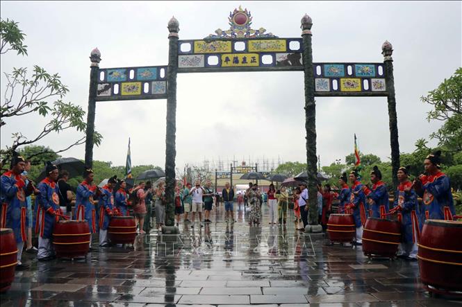 Trong ảnh: Du khách xem biểu diễn tiết mục trống hội trong khu vực Đại Nội Huế. Ảnh: Đỗ Trưởng - TTXVN