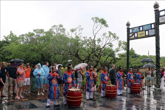 Trong ảnh: Du khách xem biểu diễn tiết mục trống hội trong khu vực Đại Nội Huế. Ảnh: Đỗ Trưởng - TTXVN