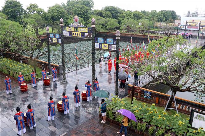 Trong ảnh: Du khách xem tái hiện hoạt cảnh Lễ Đổi gác xưa dưới cơn mưa mùa Thu xứ Huế. Ảnh: Đỗ Trưởng - TTXVN

