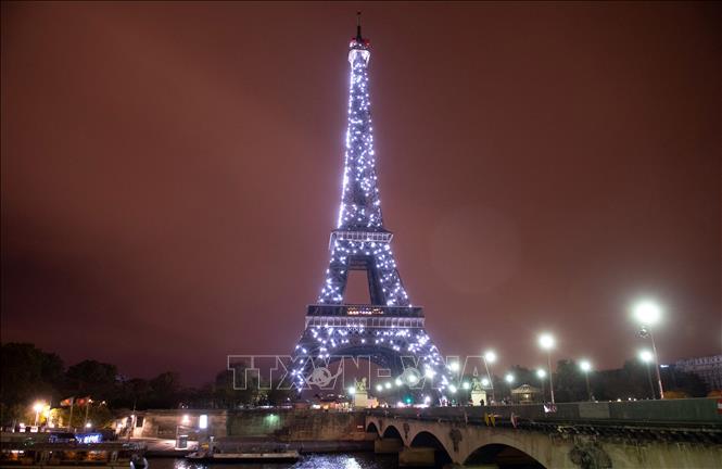Trong ảnh: Tháp  Eiffel ở thủ đô Paris, Pháp, được thắp sáng ngày 10/11/2018. Ảnh: AFP/TTXVN