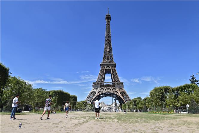 Pháp: Giảm thời gian chiếu sáng Tháp Eiffel để tiết kiệm năng lượng - Ảnh  thời sự quốc tế - Văn hóa xã hội - Thông tấn xã Việt Nam (TTXVN)