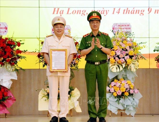 Trong ảnh: Trung tướng Nguyễn Duy Ngọc, Thứ trưởng Bộ Công an, trao Quyết định của Bộ trưởng Bộ Công an bổ nhiệm Thượng tá Vũ Trung Hiếu giữ chức vụ Phó Giám đốc Công an tỉnh Quảng Ninh. Ảnh: TTXVN phát