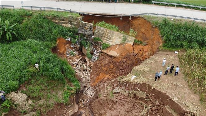 Cống tiêu Ngòi Tre, đoạn Tỉnh lộ 317A bị sạt lở, ăn sâu vào lòng đường. Ảnh: Tạ Toàn – TTXVN