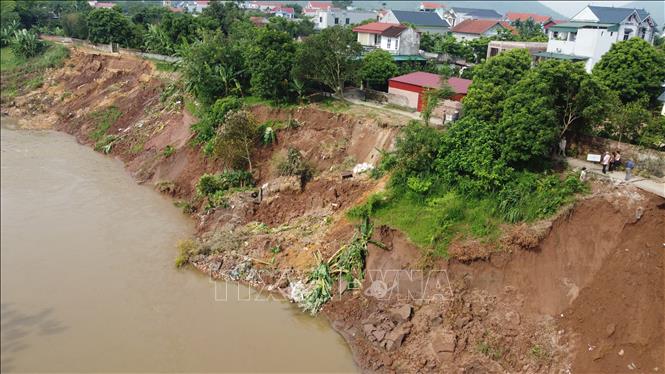 Chủ tịch UBND tỉnh Phú Thọ đã đồng ý với các phương án đề xuất khắc phục hậu quả thiên tai của ngành giao thông và các địa phương với kinh phí khắc phục dự kiến khoảng 40 tỉ đồng. Ảnh: Tạ Toàn – TTXVN