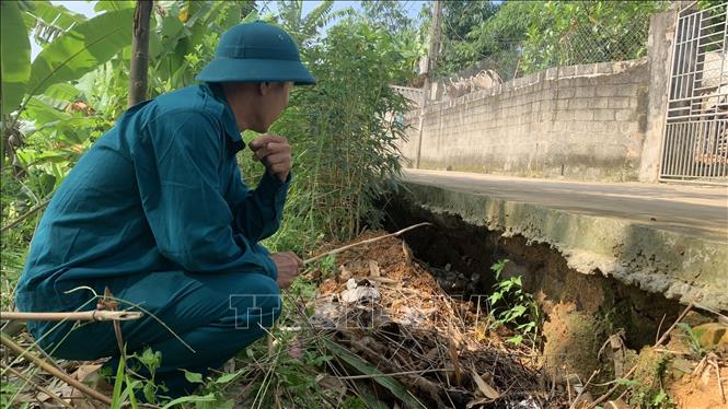 Điểm sạt lở gần nhất cách tường rào nhà dân chưa đầy một mét tại xã Bắc Sơn, huyện Tam Nông. Ảnh: Tạ Toàn – TTXVN