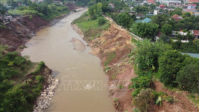 Sạt lở nghiêm trọng hai bên bờ tại ngòi Lạt, xã Tu Vũ, huyện Thanh Thủy và xã Lương Nha, huyện Tam Nông bị sạt lở nghiêm trọng, uy hiếp gần 30 hộ dân của hai xã. Ảnh: Tạ Toàn – TTXVN