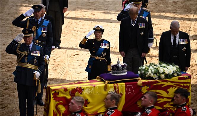 Trong ảnh: Nhà Vua Anh Charles III (trái) cùng Hoàng tử William (thứ 2, trái), Hoàng tử Harry (thứ 2, phải) và các thành viên Hoàng gia tại lễ viếng Nữ hoàng Elizabeth II ở tòa nhà Quốc hội Anh, London ngày 14/9/2022. Ảnh: AFP/TTXVN