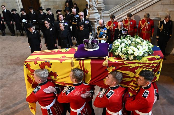 Trong ảnh: Linh cữu Nữ hoàng Anh Elizabeth II được rước tới tòa nhà Quốc hội Westminter Hall ở London ngày 14/9/2022. Ảnh: AFP/TTXVN
