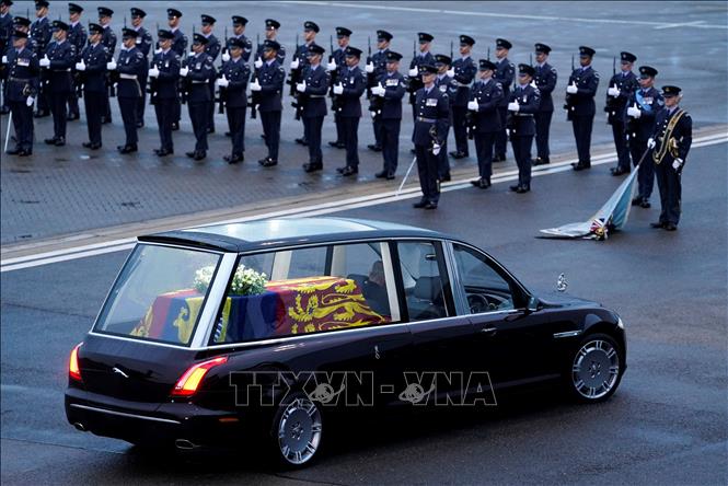 Trong ảnh: Linh cữu Nữ hoàng Anh Elizabeth II được rước từ căn cứ không quân Hoàng gia Northolt tới Điện Buckingham ở London ngày 13/9/2022. Ảnh: AFP/TTXVN