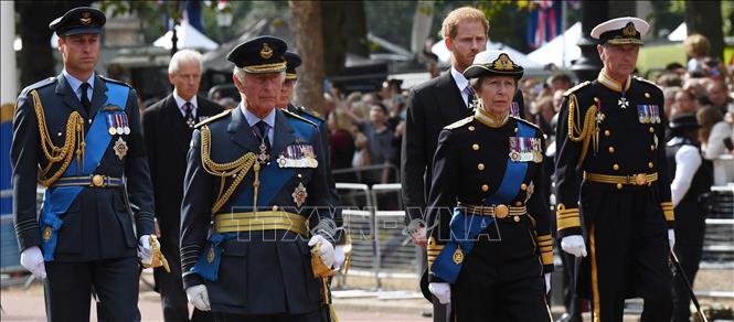 Trong ảnh: Nhà Vua Anh Charles III (thứ 2, trái), Hoàng tử William (trái), Hoàng tử Harry (thứ 2, phải, hàng sau) và các thành viên Hoàng gia tại lễ rước linh cữu Nữ hoàng Elizabeth II từ Điện Buckingham tới   tòa nhà Quốc hội Anh ở London, ngày 14/9/2022. Ảnh: AFP/TTXVN