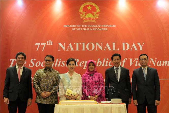 Trong ảnh: Đại sứ Đặc mệnh toàn quyền nước Cộng hòa xã hội chủ nghĩa Việt Nam tại Indonesia Tạ Văn Thông, Đại sứ Trần Đức Bình - Phó Tổng Thư ký ASEAN, Đại sứ Nguyễn Hải Bằng - Trưởng Phái đoàn Việt Nam tại ASEAN và Thứ trưởng Bộ Biển và Nghề cá Indonesia tại Lễ kỷ niệm. Ảnh: Đào Trang - PV TTXVN tại Indonesia