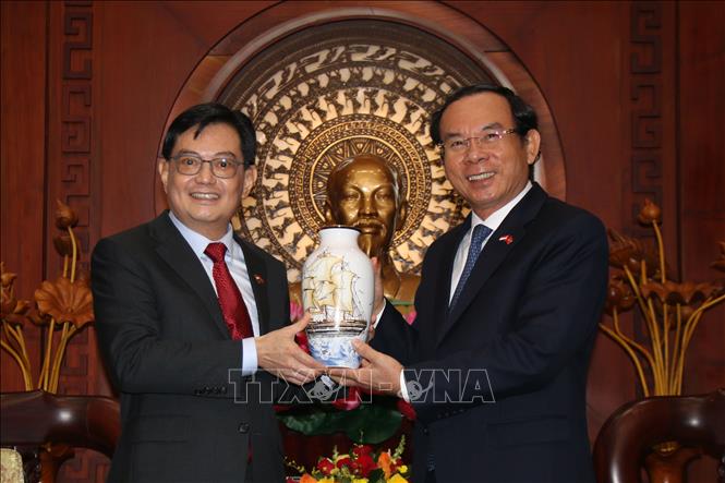 Trong ảnh: Bí thư Thành ủy Thành phố Hồ Chí Minh Nguyễn Văn Nên (phải) tặng quà lưu niệm Phó Thủ tướng Singapore Vương Thụy Kiệt. Ảnh: Thanh Vũ - TTXVN
