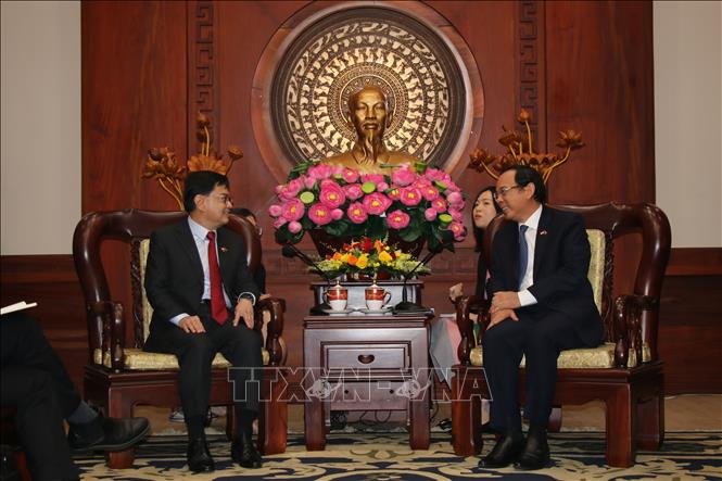 Trong ảnh: Bí thư Thành ủy Thành phố Hồ Chí Minh Nguyễn Văn Nên (phải) tiếp Phó Thủ tướng Singapore Vương Thụy Kiệt. Ảnh: Thanh Vũ - TTXVN
