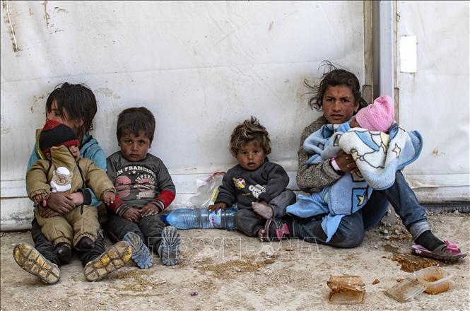 Trong ảnh: Phụ nữ và trẻ em Syria chờ được sơ tán tránh xung đột tại tỉnh Hasakeh, miền Đông Bắc Syria, ngày 18/3/2021. Ảnh: AFP/TTXVN