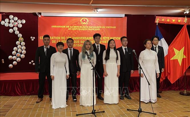 Các đại biểu thực hiện nghi lễ chào cở tại Lễ kỷ niệm 77 năm Quốc khánh Việt Nam tại Pháp. Ảnh: Thu Hà - P/v TTXVN tại Pháp