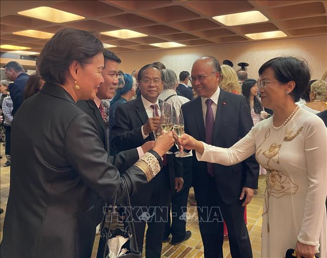 Đại sứ Đinh Toàn Thắng và khách mời nâng ly chúc mừng 77 năm Quốc khánh Việt Nam. Ảnh: Thu Hà - P/v TTXVN tại Pháp
