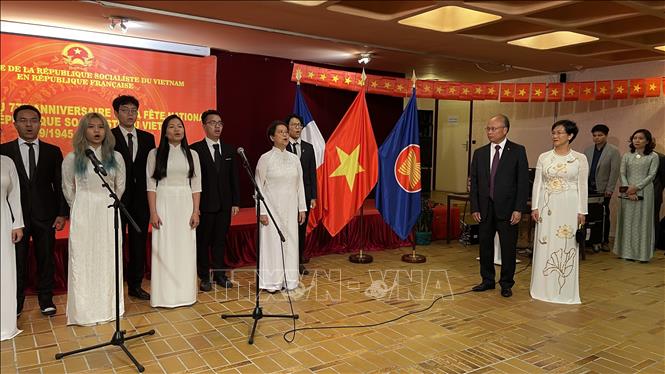 Các đại biểu thực hiện nghi lễ chào cở tại Lễ kỷ niệm 77 năm Quốc khánh Việt Nam tại Pháp. Ảnh: Thu Hà - P/v TTXVN tại Pháp
