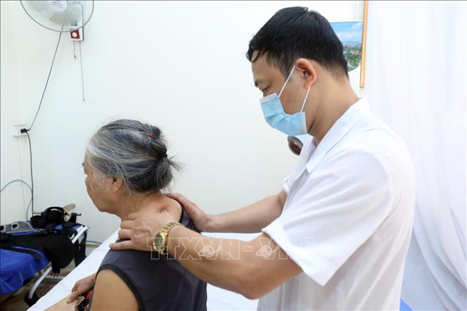 Trong ảnh: Hội viên Hội Châm cứu tỉnh Lạng Sơn xoa bóp cho người bệnh sau châm cứu tại Trung tâm Thừa kế, Ứng dụng đông y phường Đông Kinh, thành phố Lạng Sơn. Ảnh: Anh Tuấn – TTXVN