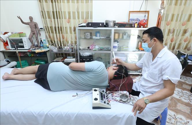 Trong ảnh: Hội viên Hội Châm cứu tỉnh Lạng Sơn châm cứu cho người bệnh tại Trung tâm Thừa kế, Ứng dụng đông y phường Đông Kinh, thành phố Lạng Sơn. Ảnh: Anh Tuấn – TTXVN