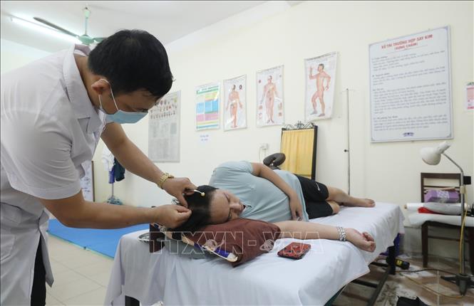 Trong ảnh: Hội viên Hội Châm cứu tỉnh Lạng Sơn châm cứu cho người bệnh tại Trung tâm Thừa kế, Ứng dụng đông y phường Đông Kinh, thành phố Lạng Sơn. Ảnh: Anh Tuấn – TTXVN