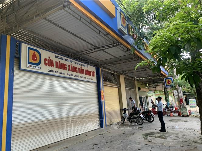 Trong ảnh: Đoàn thanh tra của Sở Công thương thanh tra đột xuất cửa hàng xăng dầu Bính Tứ thuộc Doanh nghiệp tư nhân Bính Tứ, xóm 3, xã Nghĩa Đồng, huyện Tân Kỳ, tỉnh Nghệ An. Đoàn đã lập biên bản vi phạm hành chính, ra Quyết định xử phạt với số tiền là 15.000.000 đồng với hành vi không thực hiện bán hàng, ngừng bán hàng khi chưa được cơ quan quản lý nhà nước có thẩm quyền chấp thuận.  Ảnh: TTXVN phát