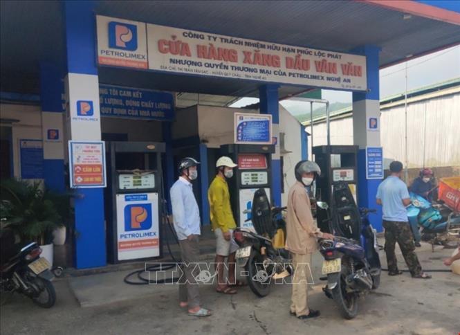 Trong ảnh: Cửa hàng xăng dầu Vân Văn tại Khối Tân Hương, thị trấn Tân Lạc (Quỳ Châu, Nghệ An) thông báo không bán xăng sinh học E5RON 92. Ảnh: TTXVN phát