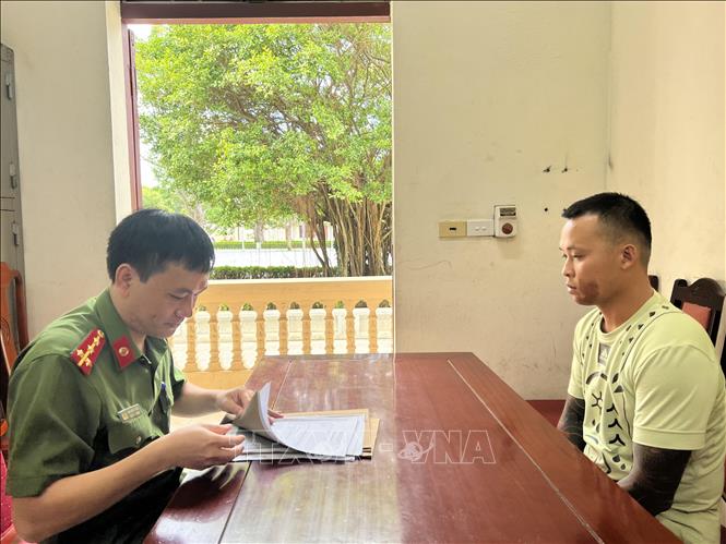 Trong ảnh: Lực lượng công an lấy lời khai của đối tượng Vũ Văn Quỳnh. Ảnh: Trịnh Duy Hưng-TTXVN