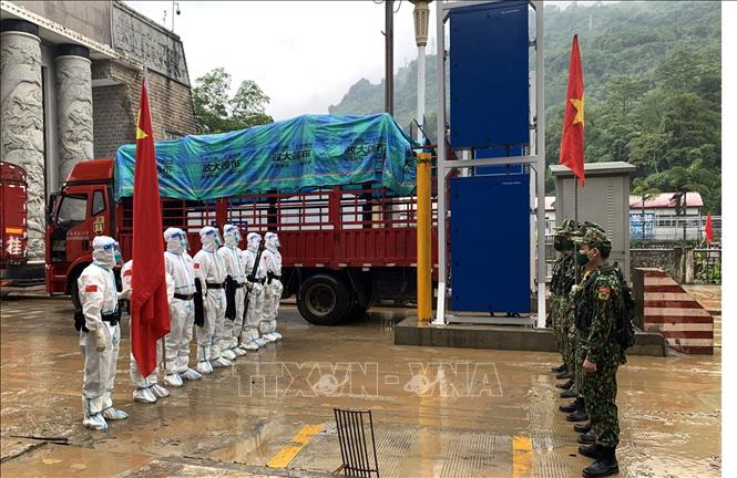 Hai bên trao đổi, thống nhất các nội dung trước khi tuần tra. Ảnh: Minh Tâm-TTXVN