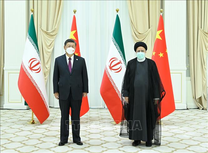 Trong ảnh: Chủ tịch Trung Quốc Tập Cận Bình (trái) và Tổng thống Iran Ebrahim Raisi tại cuộc gặp ở Samarkand, Uzbekistan ngày 16/9/2022. Ảnh: THX/TTXVN