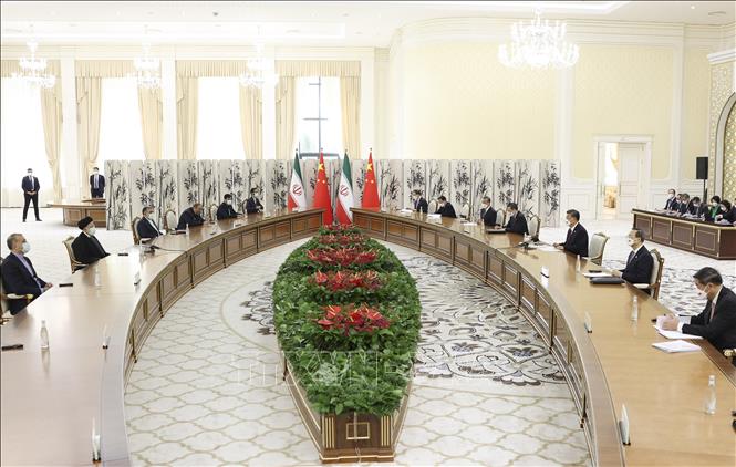 Trong ảnh: Chủ tịch Trung Quốc Tập Cận Bình (thứ 3, phải) và Tổng thống Iran Ebrahim Raisi (thứ 2, trái) tại cuộc gặp ở Samarkand, Uzbekistan ngày 16/9/2022. Ảnh: THX/TTXVN